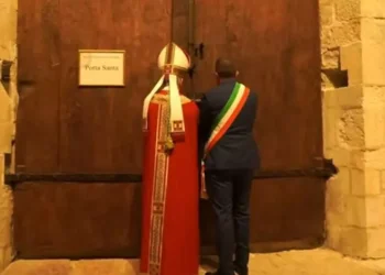 Perdonanza, chiusa la Porta Santa all’Aquila: sindaco spegne il braciere