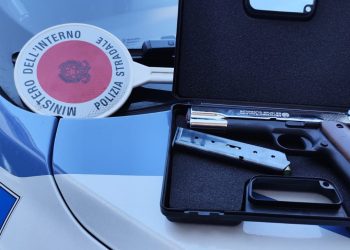 Scappano dall’hotel senza pagare il conto, coppia di truffatori bloccata dalla polizia: in auto una scacciacani