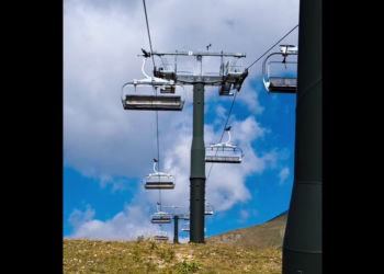 Impatta contro le reti di contenimento e cade dalla seggiovia, turista in ospedale