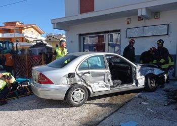 Scontro auto e trattore agricolo: feriti estratti dai vigili del fuoco
