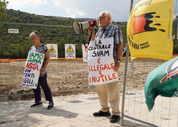 Attivisti di incatenano bloccando a Sulmona il cantiere della Snam