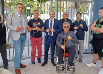 Disservizi della sanità, i consiglieri di “Pettinari sindaco” si incatenano all’ospedale di Pescara