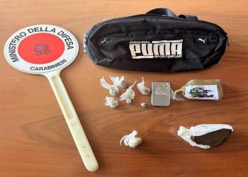 Nasconde hashish e bilancino per pesare la droga nello scooter: arrestato 16enne