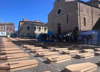 Protesta shock, bare in piazza a Teramo: la battaglia della Uil contro le morti sul lavoro