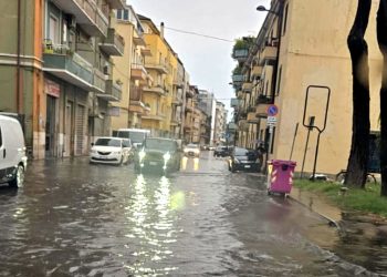 Ascensore guasto da una settimana, disabili bloccati nel proprio palazzo dopo il nubifragio