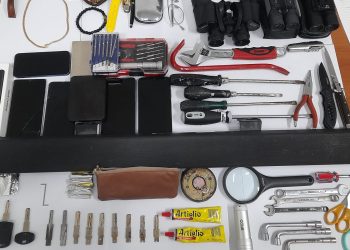 In giro di notte con la macchina piena di arnesi da scasso, 3 denunce e un arresto