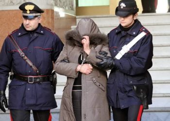 Deruba un’anziana in casa, arrestata donna per furto aggravato