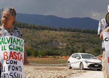 Due attivisti incatenati al cantiere Snam a Sulmona