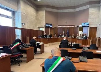 Uccise la madre con 34 coltellate, condannato all’ergastolo