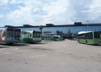 Autobus frena di colpo, passeggero sbatte la testa e muore