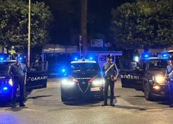 Incendio nella notte, prende fuoco una macchina: paura tra i residenti