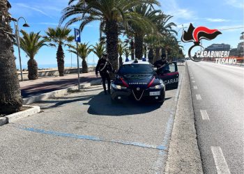 Settantacinquenne ruba lo zaino a un ragazzo in spiaggia, arrestato