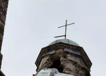 Fulmine sulla chiesa, sgomberate 4 famiglie e chiuse 2 strade