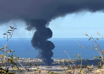 Esplode una fabbrica di solventi, nube nera si alza sulla città