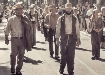 Antichi contadini del Fucino rivivono tra le strade di Avezzano, l’emozionante immagine diventa virale