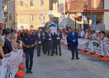 L’estremo saluto a Simone, bara a spalla come l’ultimo chilometro