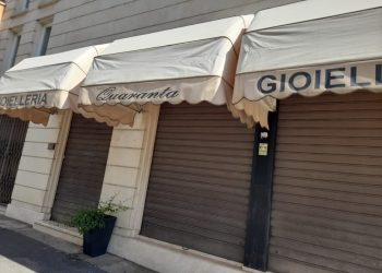 Rapina alla gioielleria, città sotto shock: continua la caccia ai banditi. Al setaccio i filmati delle telecamere
