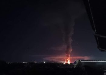 Vasto incendio a Chieti, colonna di fumo sulla città, il sindaco: chiudete le finestre (fotogallery)