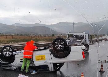 Incidente sull’autostrada A24: furgoncino si ribalta prima del bivio di Torano, almeno due feriti