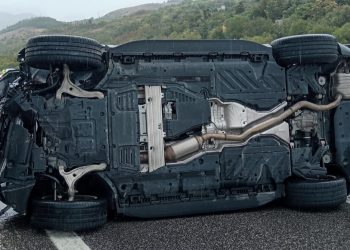 Un’auto si cappotta sull’autostrada A25, soccorsi sul posto