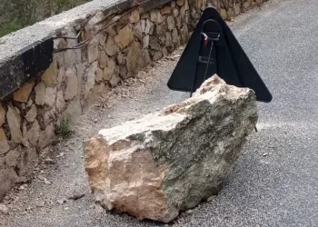 Grosso masso precipita e finisce contro un muro stradale, tragedia sfiorata