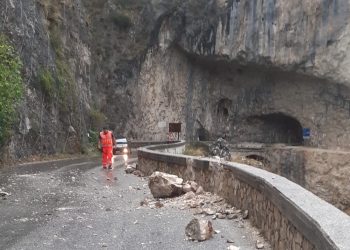 Masso caduto sulla strada statale ad Anversa, sopralluogo dei tecnici: previsti interventi