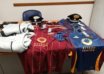 Ladri pendolari in trasferta per rubare le maglie della Roma nel centro commerciale