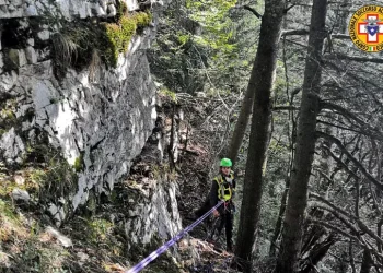 Fine settimana tragico per i cercatori di funghi in Abruzzo, due morti: precipitati nei dirupi