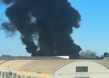 Esplode una fabbrica di solventi, nube nera si alza sulla città