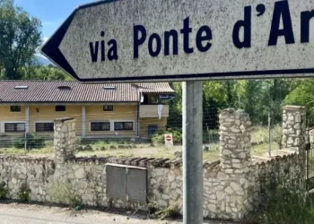 Scoppia la protesta dei migranti, la Prefettura chiude due centri di accoglienza