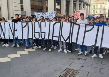 Polvere sui banchi e pochi bagni, a Chieti gli studenti protestano