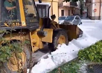 Spazzaneve in azione a Castel di Sangro, forte grandinata trasforma l’estate in un paesaggio innevato