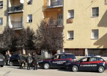 Scassina e tenta di svuotare la cassetta portamonete di un  bar: arrestato un giovane pescarese