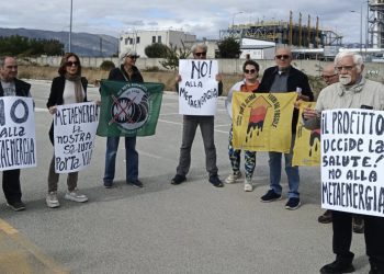 Il presidio dei comitati cittadini per l’ambiente davanti alla turbogas Metaenergia di Sulmona