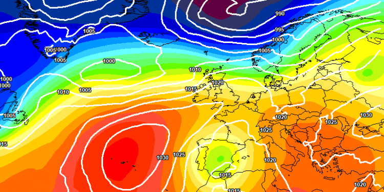 A 500 hpa la situazione appare questa secondo il modello europeo ECMWF. Sull'Abruzzo condizioni di cielo tra variabile e nuvoloso e forse qualche rovescio sull'aquilano verso sera