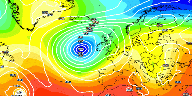 La situazione prevista dal modello europeo ECMWF per le ore 14:00 di Domenica 6 Ottobre. Sull'Abruzzo, cielo tra variabile e nuvoloso ma con scarsità di fenomeni se non qualcosa lieve nel corso del pomeriggio