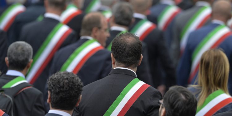 I SINDACI APRONO LA SFILATA
70 ANNIVERSARIO DELLA FONDAZIONE DELLA REPUBBLICA FESTA DELLA REPUBBLICA
FASCIA FASCE TRICOLORE SINDACO
