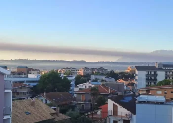 Incendio fabbrica Chieti, vigili del fuoco ancora al lavoro: chiuse scuole e università