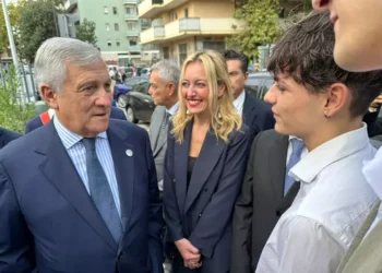 Tajani a Pescara, visita fuori programma al liceo Marconi