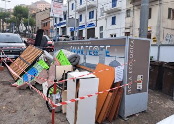 Abbandono rifiuti, giro di vite dell’amministrazione: “Telecamere e agenti in borghese”