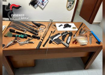 Arsenale di armi e munizioni nascosto in casa: 55enne arrestato