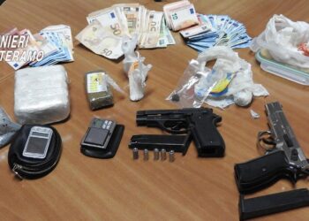 Market della droga, pistole scacciacani e tanti soldi in casa: arrestato