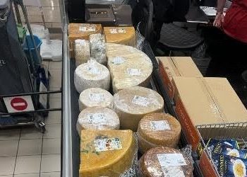 Tenta di scappare dal supermercato con oltre 2mila euro di formaggi nel carrello: arrestato