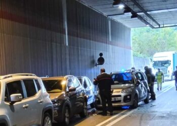 Violento incidente sulla ex superstrada, diversi mezzi coinvolti: soccorritori sul posto (foto)