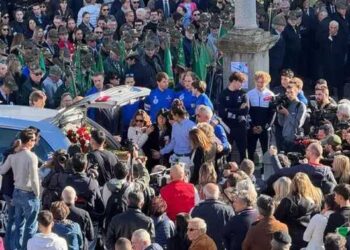 Il giorno dell’addio, folla commossa ai funerali di Matilde Lorenzi