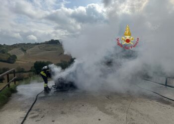 Paura a Spoltore per un incendio auto a Gpl, intervento dei vigili del fuoco