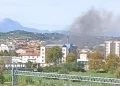 Nube nera si alza sulla città, incendio in un cantiere: in azione i vigili del fuoco