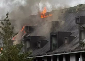 A fuoco il tetto di un residence a Pescasseroli, operaio intossicato