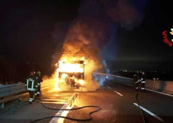 Incidente alle prime luci dell’alba in autostrada, camion va a fuoco all’altezza di Celano
