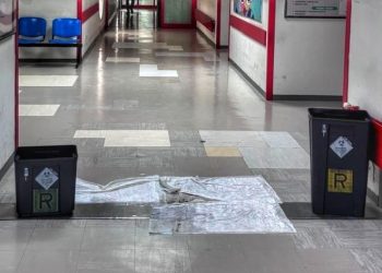 Infiltrazioni di acqua in ospedale allagano il corridoio, secchi e traverse per rimediare